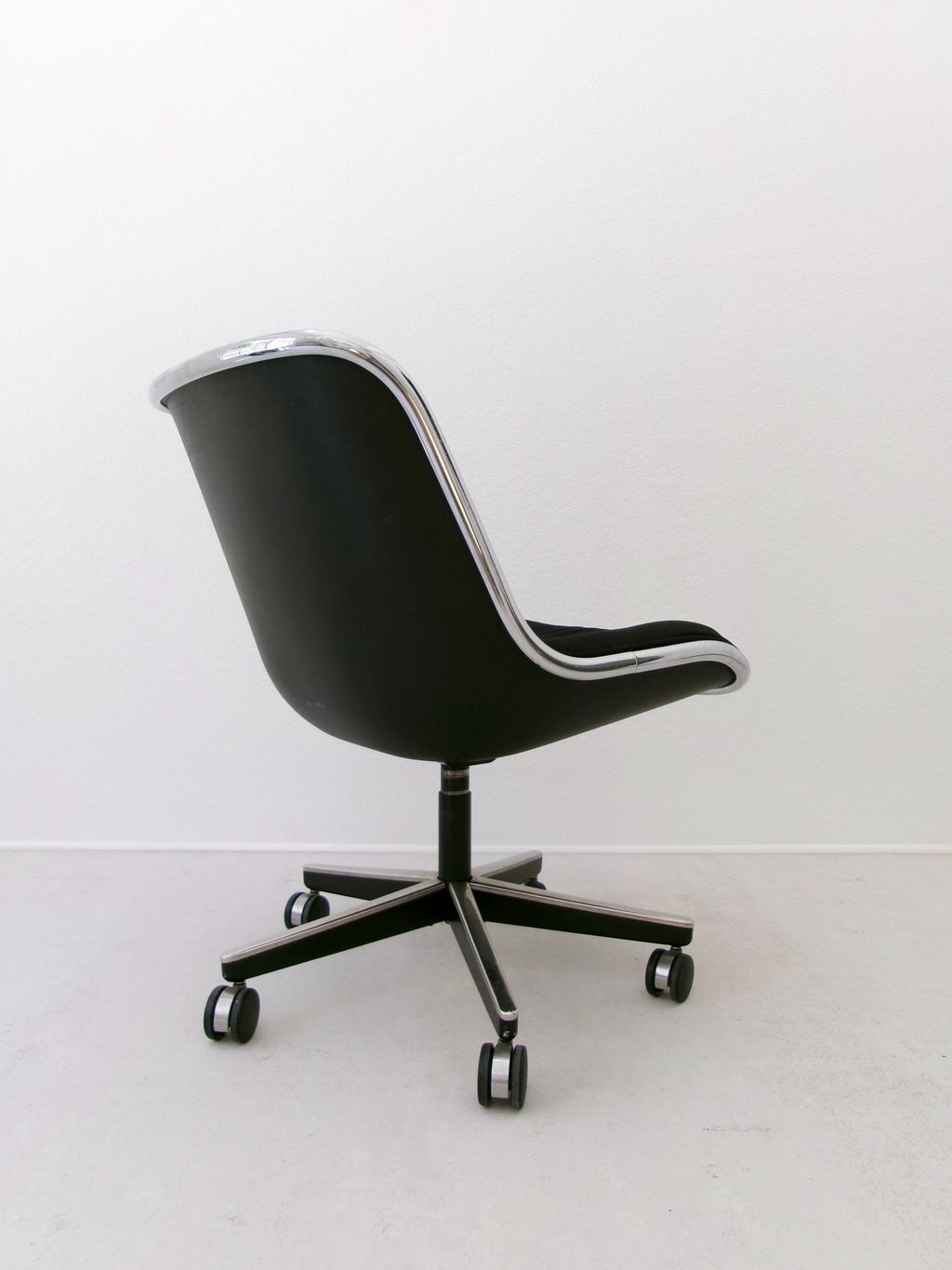 Vintage Knoll Pollock Executive Swivel Chair in Black Upholstery