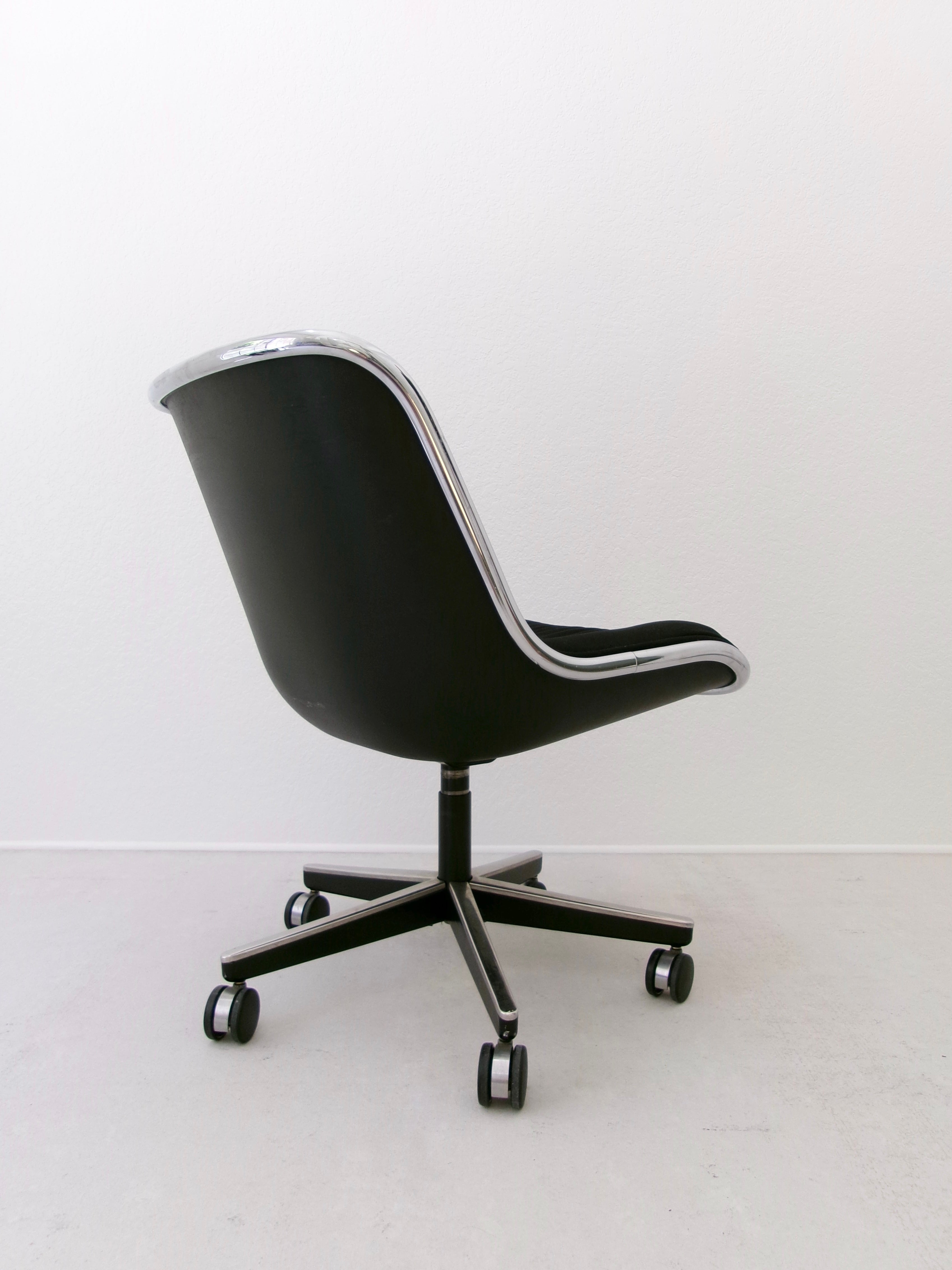 Vintage Knoll Pollock Executive Swivel Chair in Black Upholstery