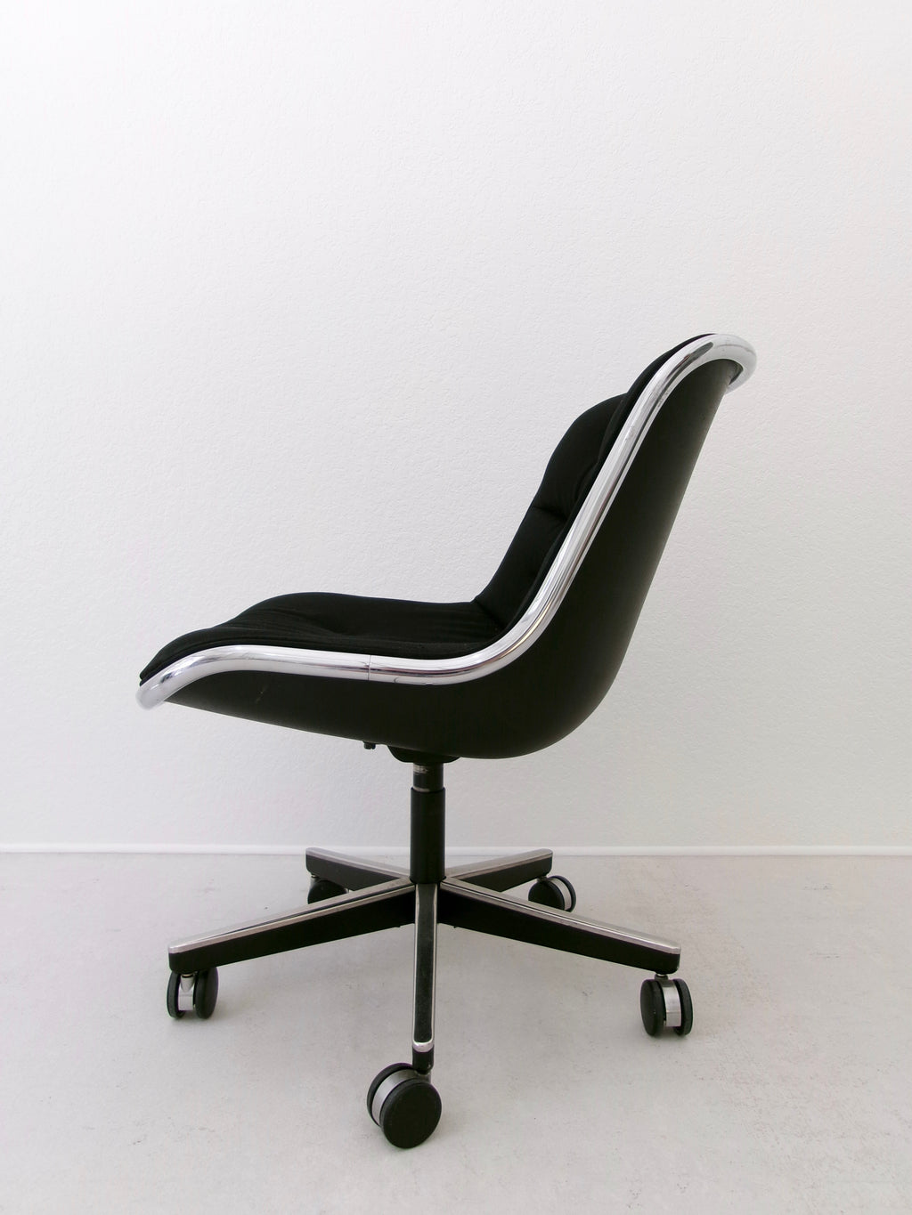 Vintage Knoll Pollock Executive Swivel Chair in Black Upholstery